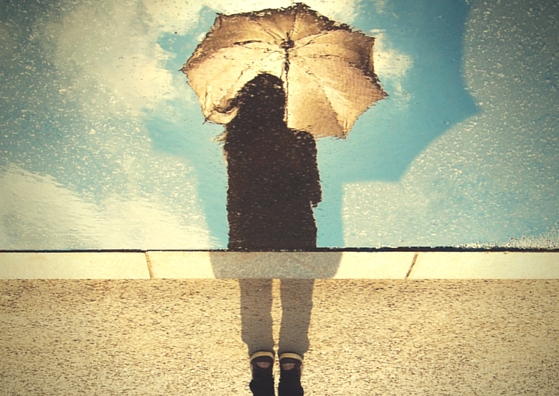 Kobieta z parasolem www.empathicway.pl